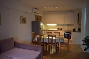 cocina y comedor con mesa y sillas en Apartment Aria Split, en Split