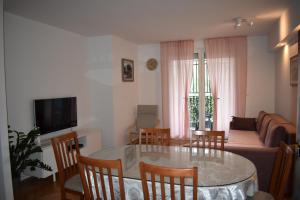 sala de estar con mesa, sillas y sofá en Apartment Aria Split, en Split