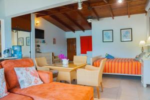 un soggiorno con divano e tavolo di Beach Villa a Five Islands Village