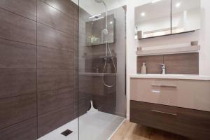 La salle de bains est pourvue d'une douche en verre et d'un lavabo. dans l'établissement 2-bedroom 2 min from the beaches with a terrace, à Cannes