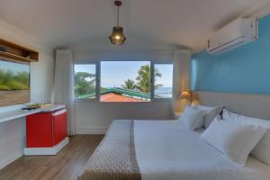 a bedroom with a bed and a view of a pool at Chez Louise et Louis Pé na Areia in Juquei