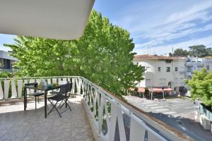 - un balcon avec une table et des chaises dans l'établissement City center Cozy flat 5min foot from beaches, à Cannes