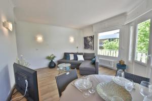 - un salon avec un canapé et une table dans l'établissement City center Cozy flat 5min foot from beaches, à Cannes