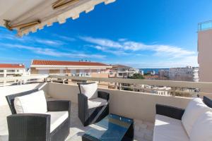 d'un balcon avec des chaises et une vue sur la ville. dans l'établissement SERRENDY Sea view & terrace heart of Cannes, à Cannes