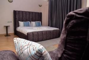 Postel nebo postele na pokoji v ubytování RAVIC HOMES NAKURU