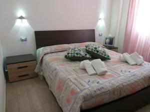 um quarto com uma cama com duas almofadas em Casa vacanze Irgoli em Irgoli
