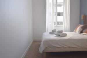 1 dormitorio con 1 cama con toallas en 3-bedroom apartment in the heart of Cannes, en Cannes