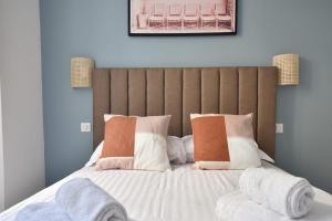 1 dormitorio con 1 cama grande con almohadas en 3-bedroom apartment in the heart of Cannes, en Cannes