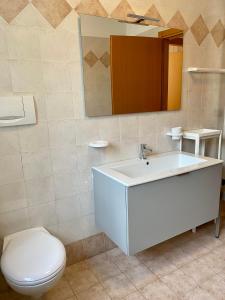 リーヴァ・デル・ガルダにあるMy Houseのバスルーム(洗面台、トイレ、鏡付)