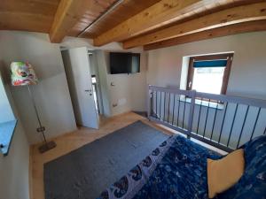 um quarto com uma cama e uma varanda em CASA BRACCALDI em Peveragno