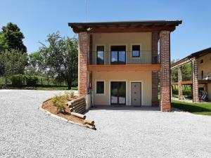 una casa su una ghiaia con un vialetto di CASA BRACCALDI a Peveragno