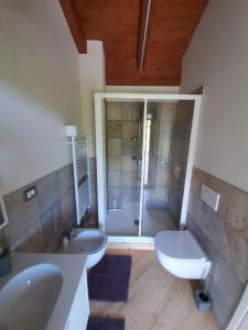 La salle de bains est pourvue de 2 lavabos, de toilettes et d'une baignoire. dans l'établissement CASA BRACCALDI, à Peveragno
