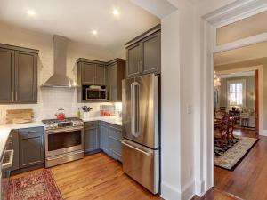 een keuken met roestvrijstalen apparatuur en houten vloeren bij Luxury on Lincoln in Savannah