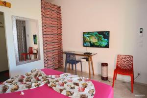 1 dormitorio con 1 cama, mesa y sillas en Poz Lagon en La Saline les Bains