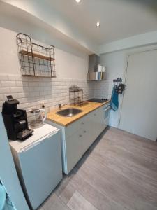 a kitchen with a sink and a counter top at Schaapskooi in Dwingeloo