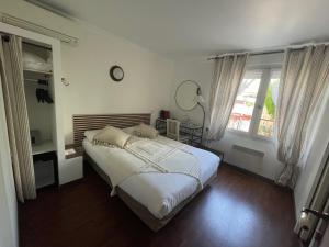 Postel nebo postele na pokoji v ubytování Hôtel Ulysse Montpellier Centre