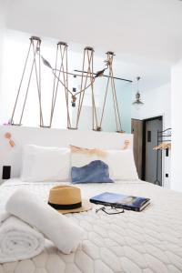 um quarto com uma cama branca e uma bandeja em Seabed Suites Mykonos em Míconos