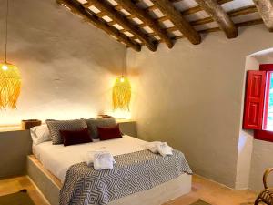 - une chambre avec un lit et 2 serviettes dans l'établissement Torre Bertrana By Duquessa Hotel Collection, à Pals