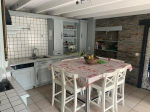 Kuchyň nebo kuchyňský kout v ubytování La Maison Ardoise