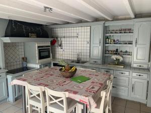 Kuchyň nebo kuchyňský kout v ubytování La Maison Ardoise