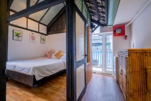 een slaapkamer met een bed en een grote glazen deur bij Zuka Hotel & Apartment in Da Nang