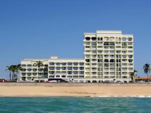 un hotel en la playa junto al océano en Don Pelayo Pacific Beach en Mazatlán