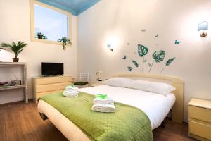 um quarto com uma cama com toalhas em La Bombetta Cheerful Apartment em Bari