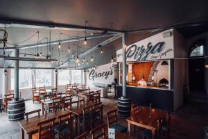 Restaurace v ubytování Westport Estate Glamping Village