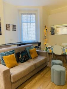 - un salon avec un canapé et des oreillers jaunes dans l'établissement Il posto giusto, à La Spezia