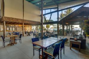 Um restaurante ou outro lugar para comer em Chez Louise et Louis Pé na Areia
