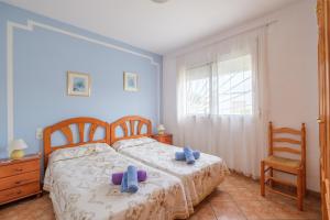 una camera da letto con un letto con due orsacchiotti sopra di Marblau 4 a Vinarós