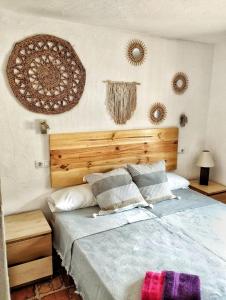 1 dormitorio con 1 cama con 2 espejos en la pared en Cala Moraig, en Benitachell