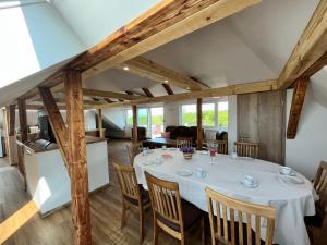 ein Esszimmer mit einem weißen Tisch und Stühlen in der Unterkunft Apartment-Haus Landeskrone in Dresden