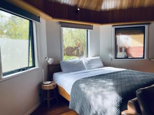 Grape Juice Retreat Rustic romantic gateway 5mins to beaches & town 객실 침대