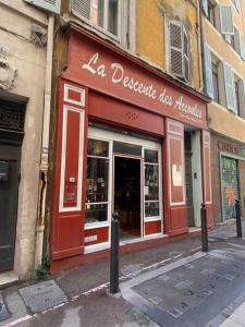 une vitrine rouge d'un magasin dans une rue de la ville dans l'établissement Le cocon Marseillais - Panier, à Marseille