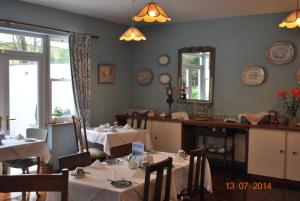 una sala da pranzo con tavoli e sedie in un ristorante di Seapoint House a Westport