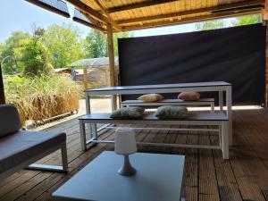 Balkón nebo terasa v ubytování Rustig gelegen chalet Solvo met terras aan het water