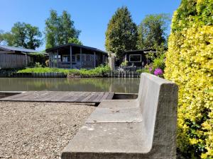 Zahrada ubytování Rustig gelegen chalet Solvo met terras aan het water