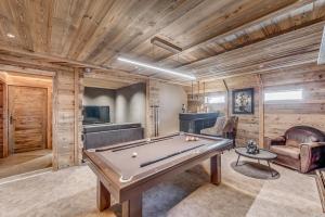 a room with a pool table and a tv at Chalet ANNAPURNA Lodge GANGA 5 étoiles in Tignes