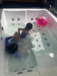 Niños alojados en lmperio Residence Melaka - Private Indoor Hot Jacuzzi