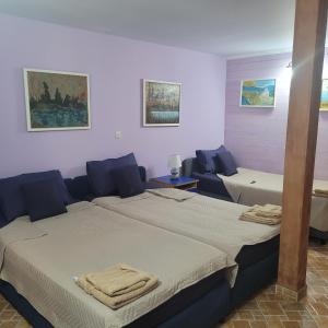 een slaapkamer met 2 bedden en handdoeken bij Villa art colony in Ohrid