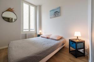 Una cama o camas en una habitación de 15 minutes du Vieux Port, Confort et Espace au calme du Palais Longchamp