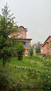 un gran edificio rosa en medio de un patio en DES VILLA Trabzon, en Trabzon