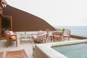 patio con sedie, tavolo e piscina di Stunning House in Front Row with Pool in PH a Lima