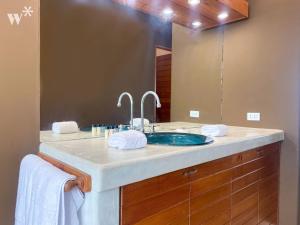 bagno con lavandino e specchio di Stunning House in Front Row with Pool in PH a Lima