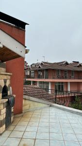 eine leere Terrasse mit Gebäuden im Hintergrund in der Unterkunft DES VILLA Trabzon in Trabzon