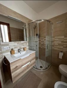 bagno con doccia, lavandino e servizi igienici di A casa de lu Gio a SantʼAndrea