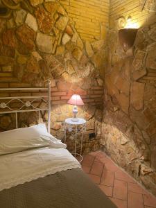 sypialnia z łóżkiem i stołem z lampką w obiekcie Villa Paola w mieście Villa San Leonardo