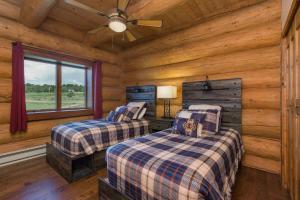 1 dormitorio con 2 camas en una cabaña de madera en 272 Sundance, en Durango