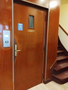 une porte d'ascenseur dans un immeuble avec escalier dans l'établissement Hotel Lobo de Mar - Centro, à Mar del Plata